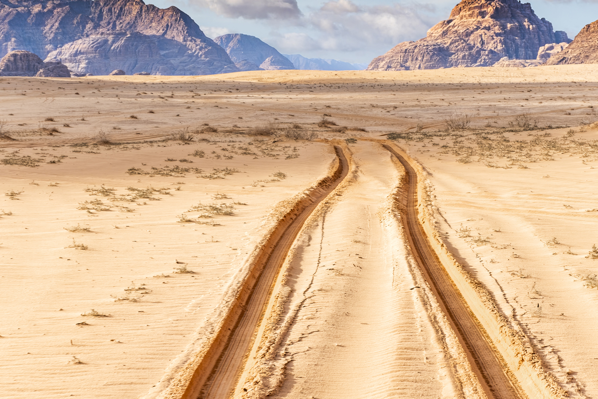 4. Travessia
Deserto de Wadi Rum, Jordânia — 2023

Rastro de deslocamento inscrito no território como gesto de passagem.