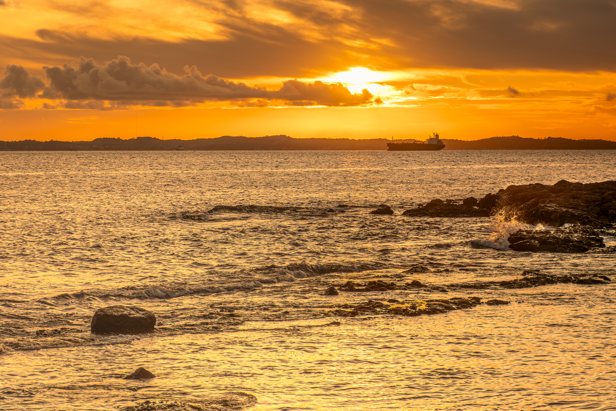 5. Margem
Salvador, Brasil — 2022

Ponto de encontro entre água, luz e território, onde o percurso encontra limite.