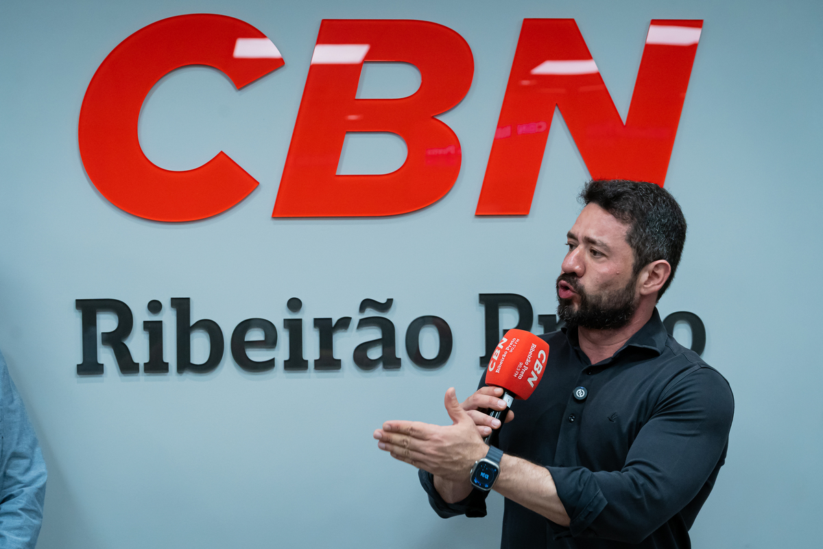Autoridades locais participam da inauguração dos estúdios do Grupo EP