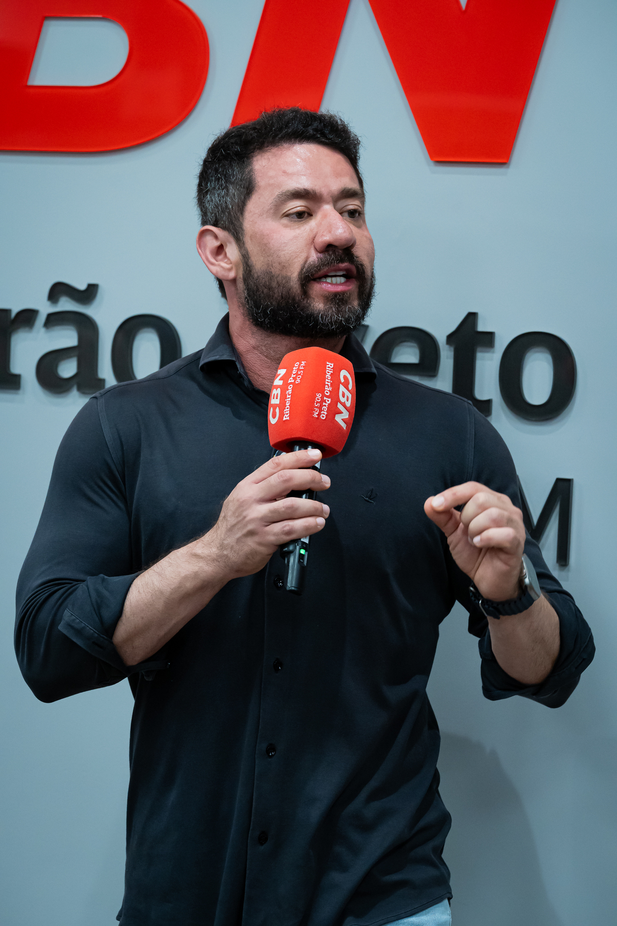Autoridades locais participam da inauguração dos estúdios do Grupo EP
