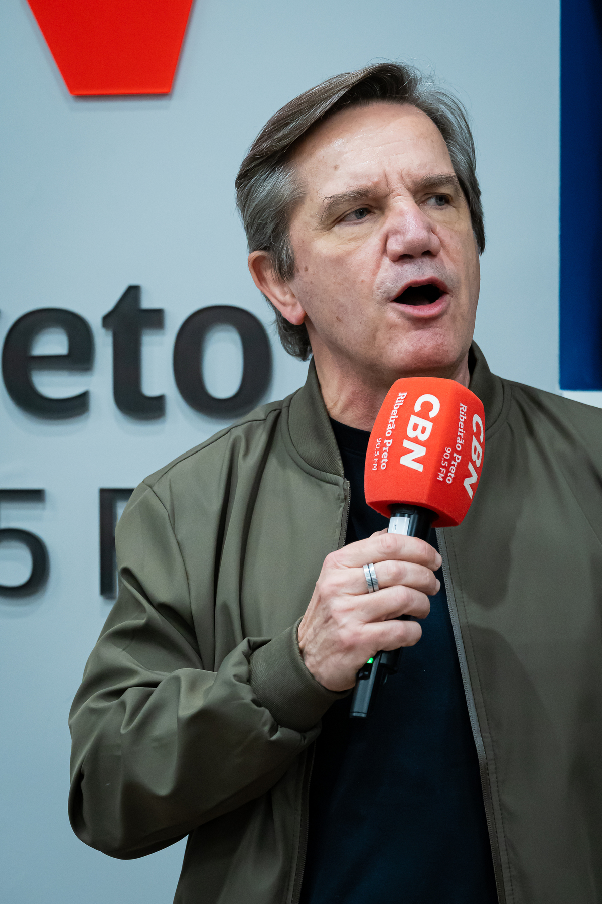 Autoridades locais participam da inauguração dos estúdios do Grupo EP