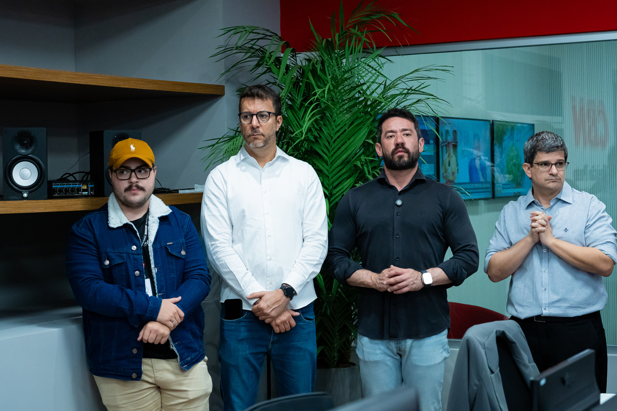 Autoridades locais participam da inauguração dos estúdios do Grupo EP