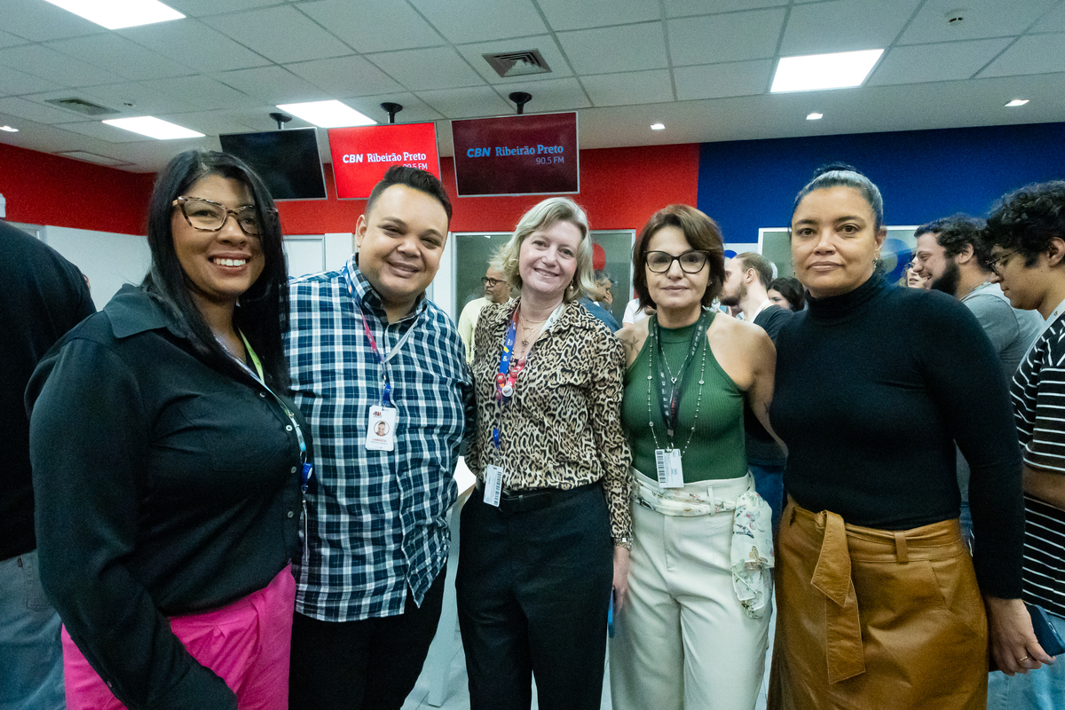 Colaboradores do Grupo EP celebram inauguração dos novos estúdios