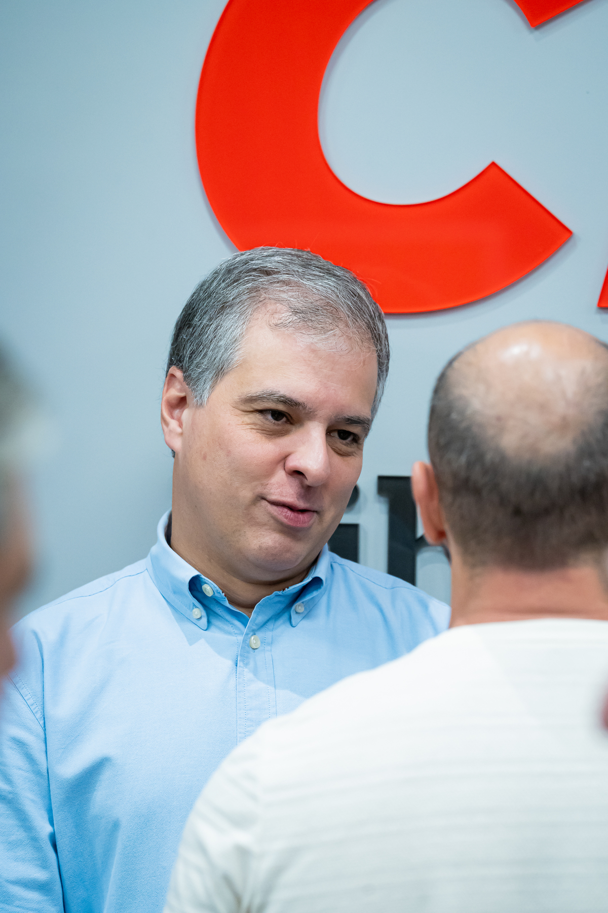 Autoridades locais participam da inauguração dos estúdios do Grupo EP