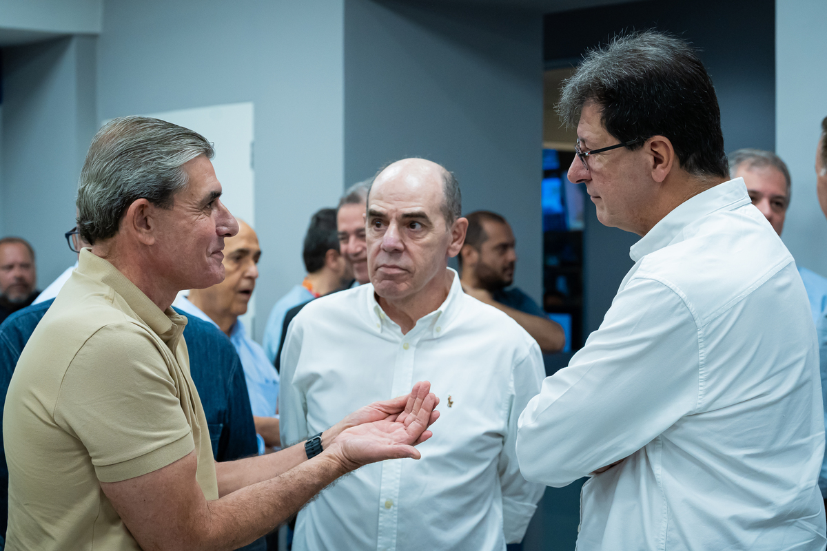 Autoridades locais participam da inauguração dos estúdios do Grupo EP