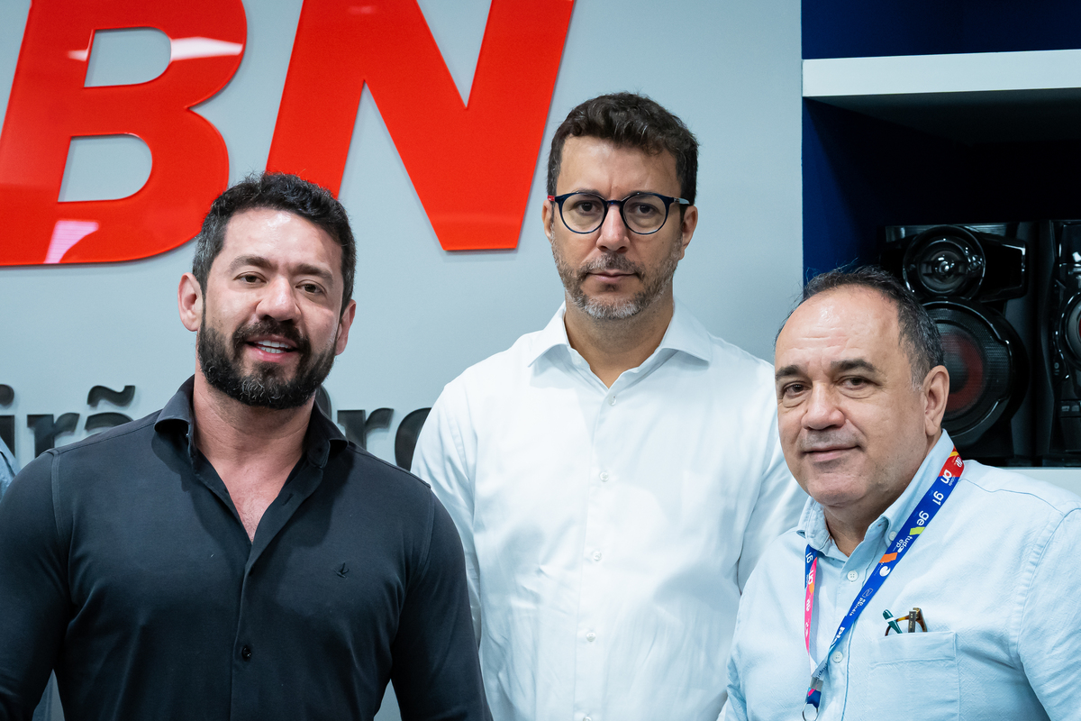 Autoridades locais participam da inauguração dos estúdios do Grupo EP