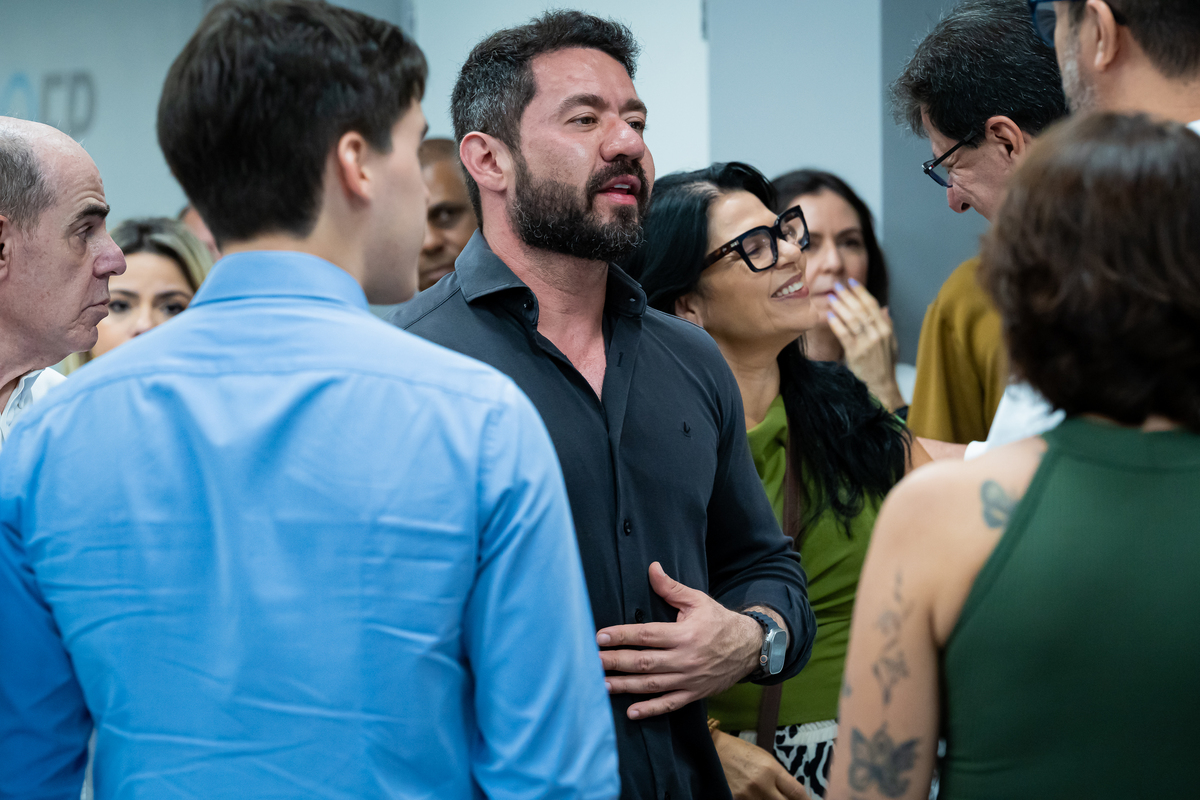 Autoridades locais participam da inauguração dos estúdios do Grupo EP