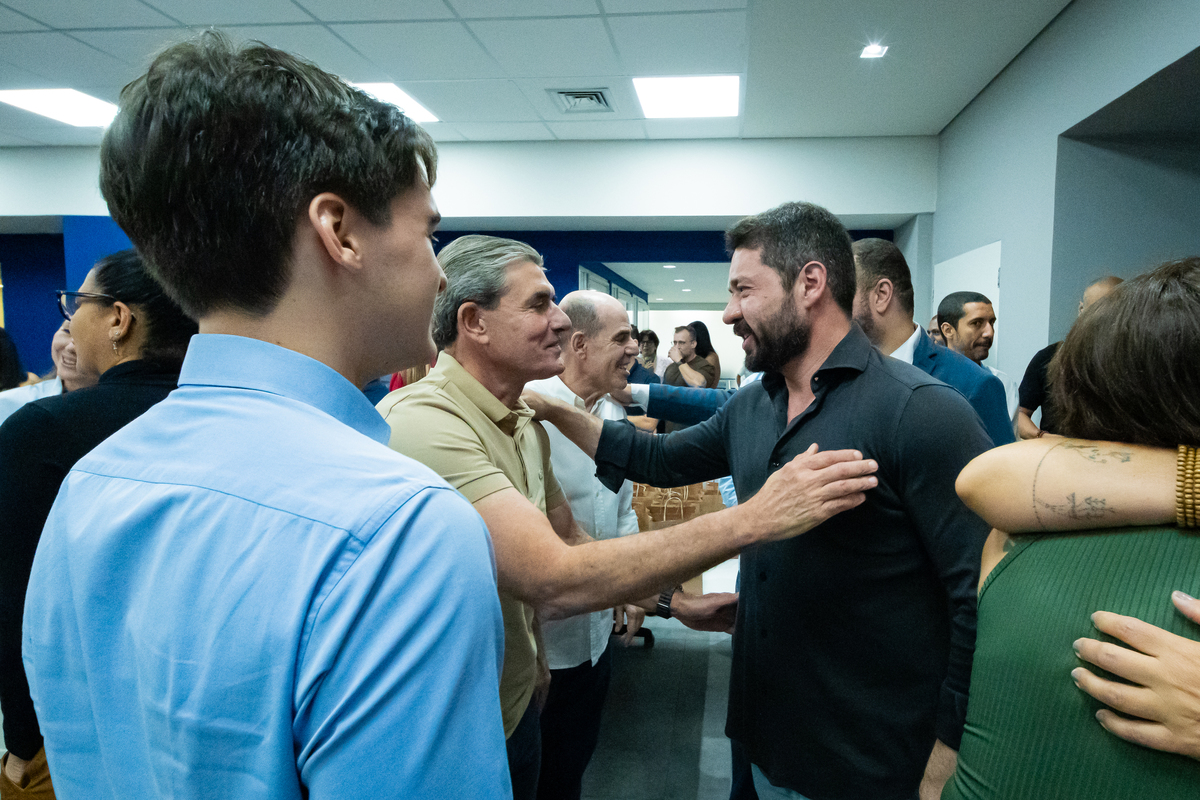 Autoridades locais participam da inauguração dos estúdios do Grupo EP