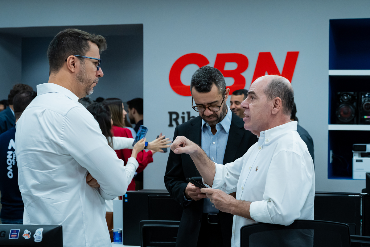 Colaboradores do Grupo EP celebram inauguração dos novos estúdios