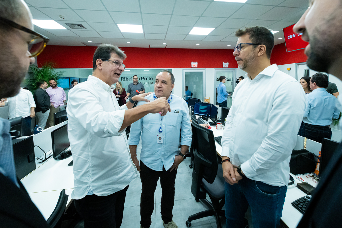 Colaboradores do Grupo EP celebram inauguração dos novos estúdios