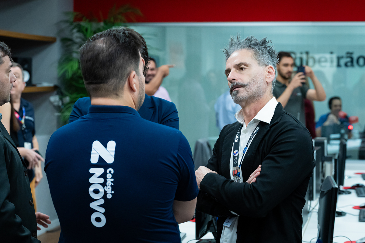Colaboradores do Grupo EP celebram inauguração dos novos estúdios