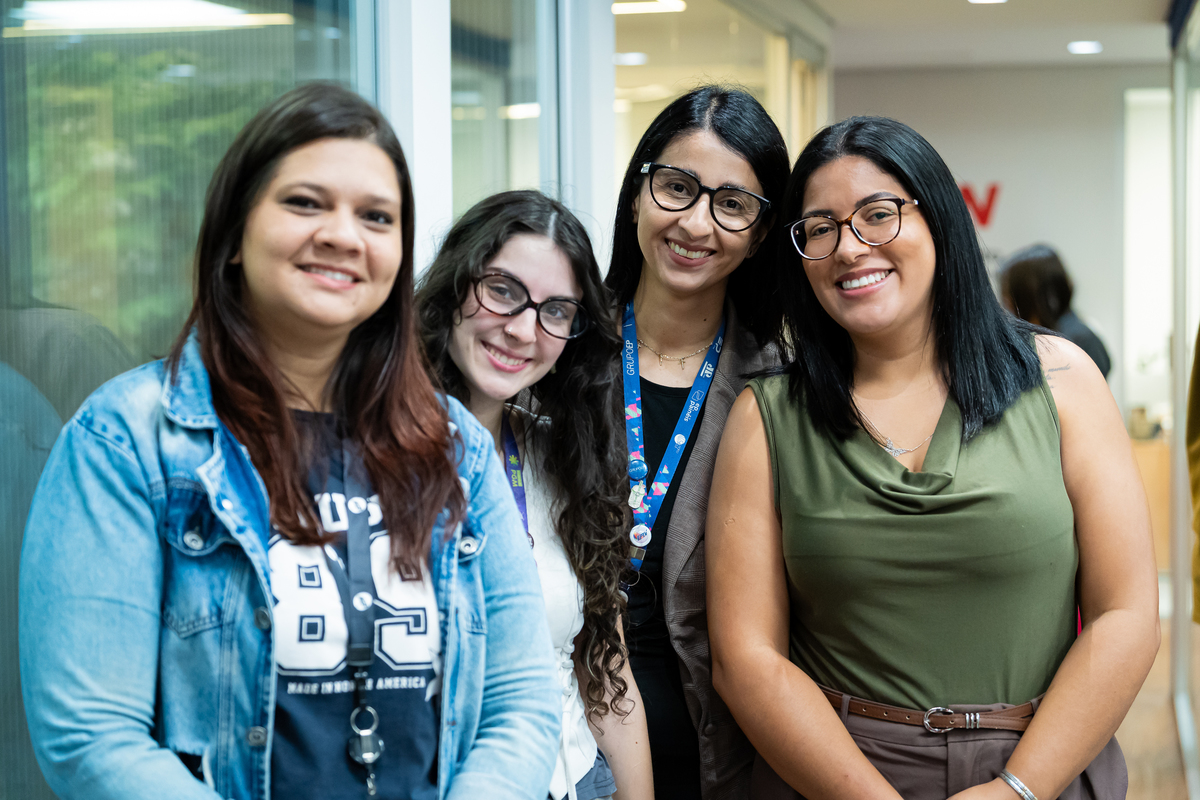 Colaboradores do Grupo EP celebram inauguração dos novos estúdios
