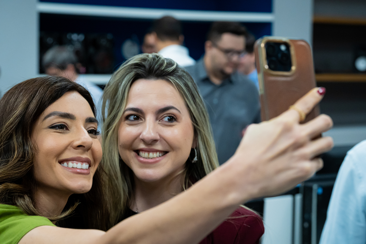 Colaboradores do Grupo EP celebram inauguração dos novos estúdios