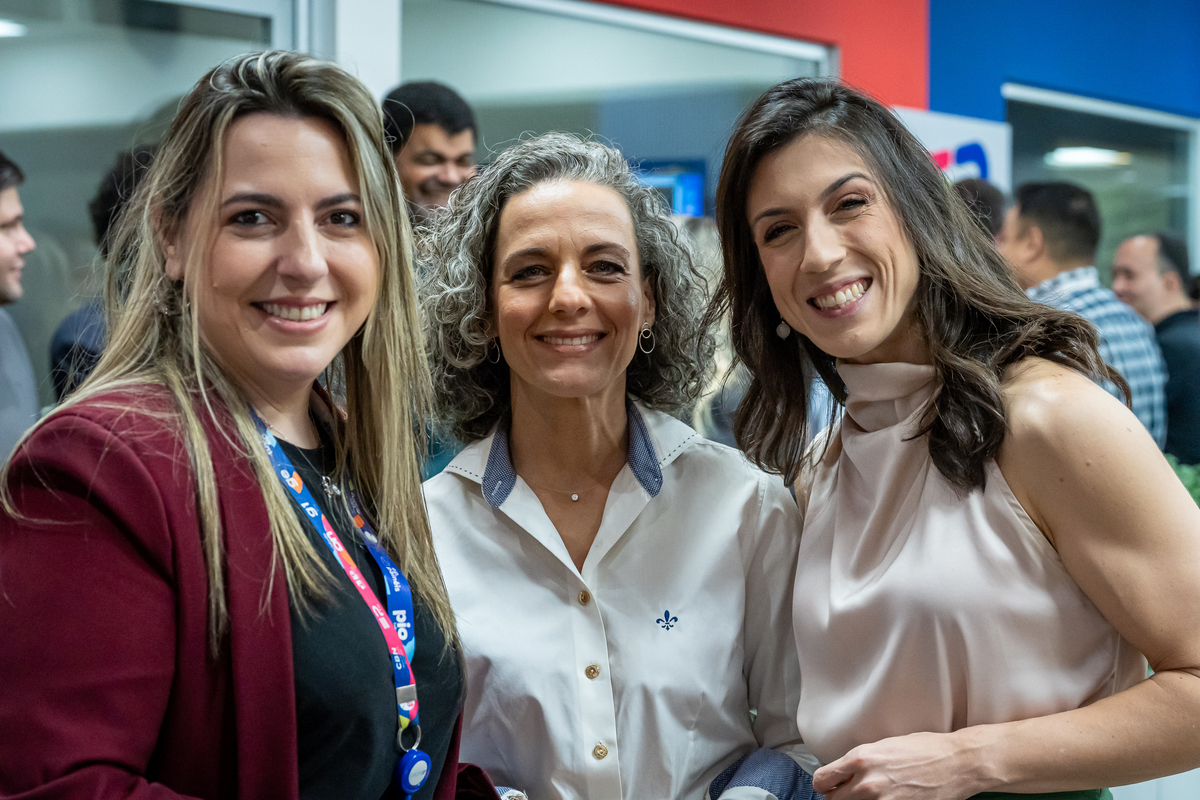 Colaboradores do Grupo EP celebram inauguração dos novos estúdios