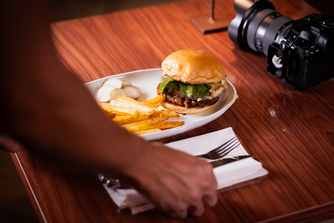 Bastidores da sessão de fotografia gastronômica em restaurante