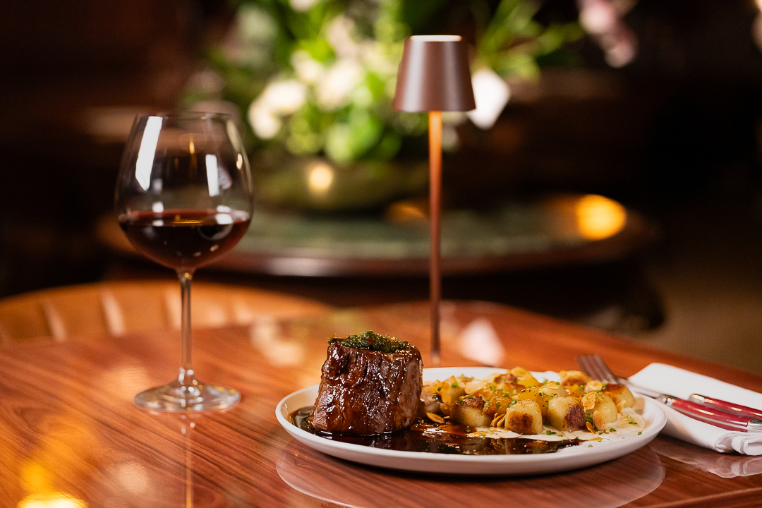 Vinho harmonizado com prato francês em restaurante de Ribeirão Preto