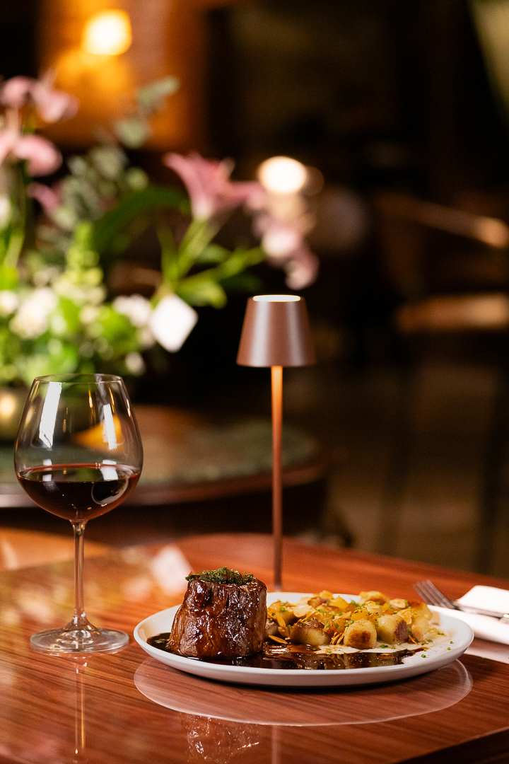 Vinho harmonizado com prato francês em restaurante de Ribeirão PretoClose de molho e textura em prato da gastronomia francesa