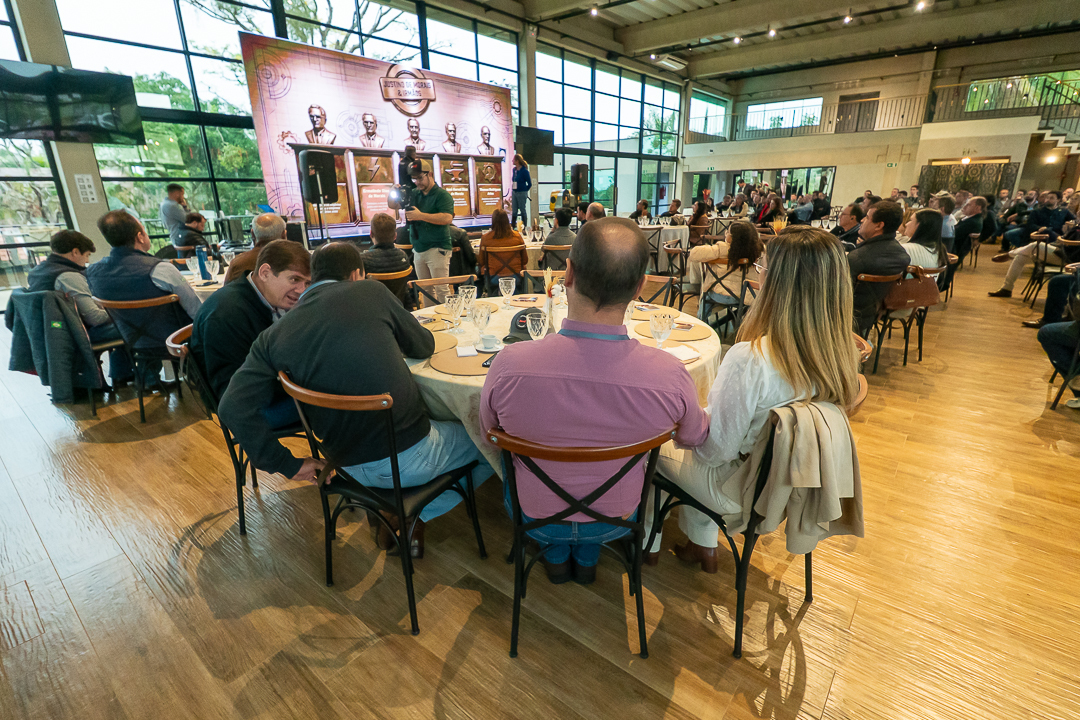 Empresários e parceiros reunidos no encontro da Jumil