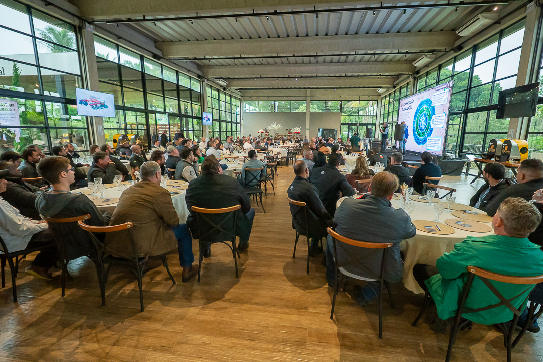Empresários e parceiros reunidos no encontro da Jumil