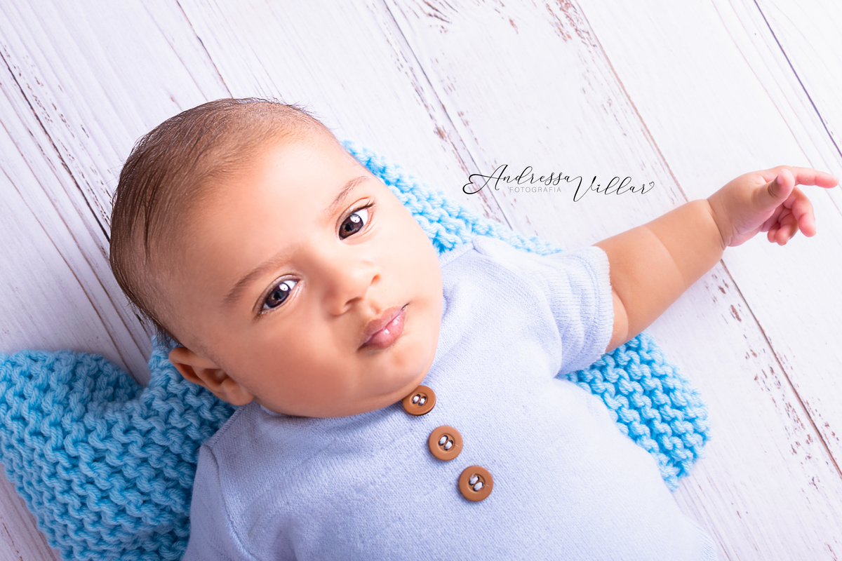 Gustavo de barriga para cima com expressão séria