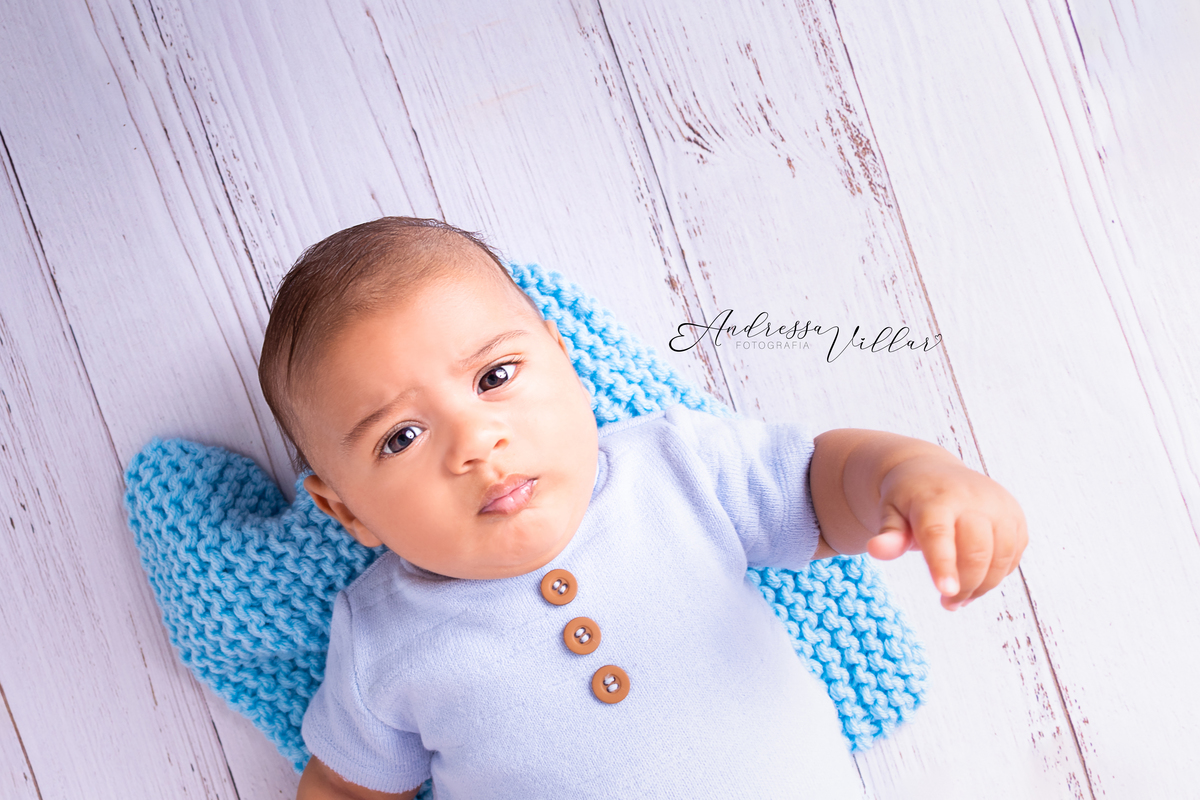 Gustavo de barriga para cima olhando para foto tirada de cima