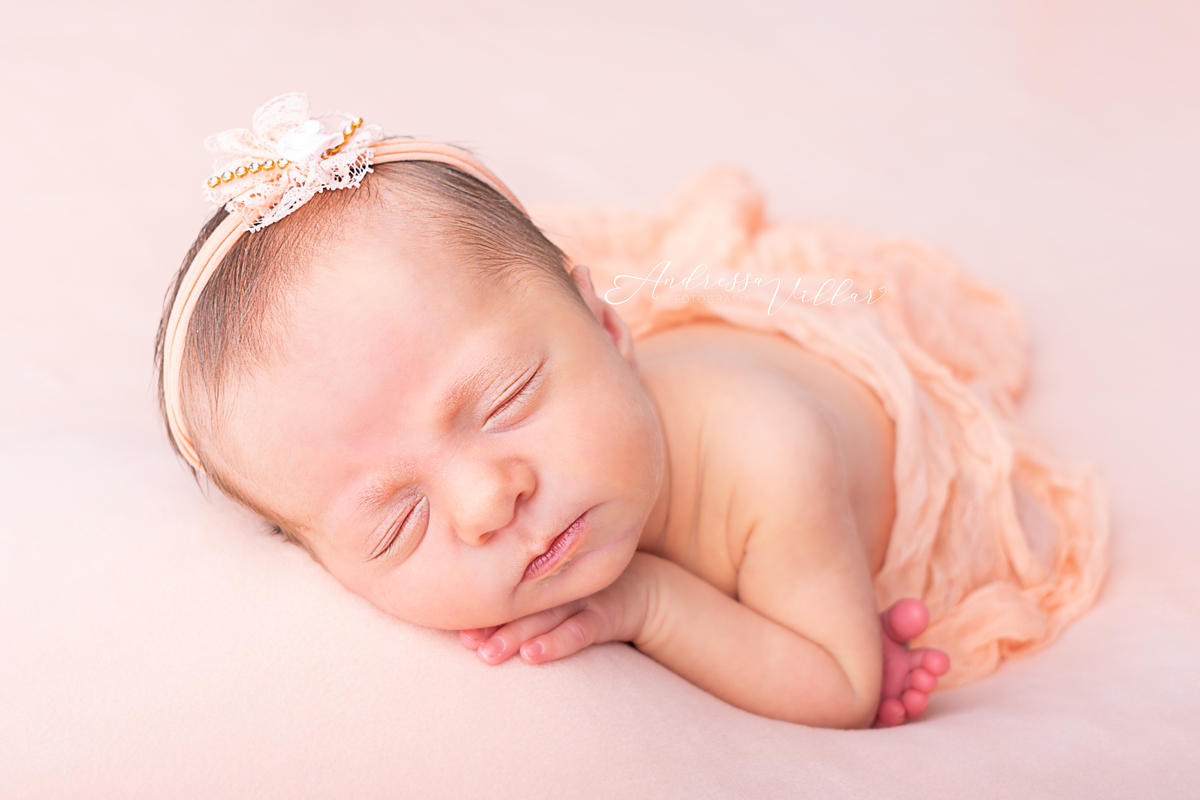 Recém nascido na pose coala