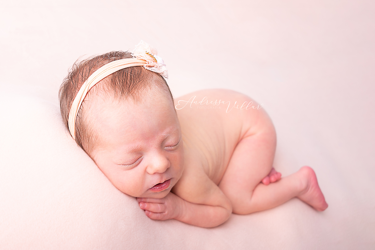 Recém-nascido na Pose de bundinha
