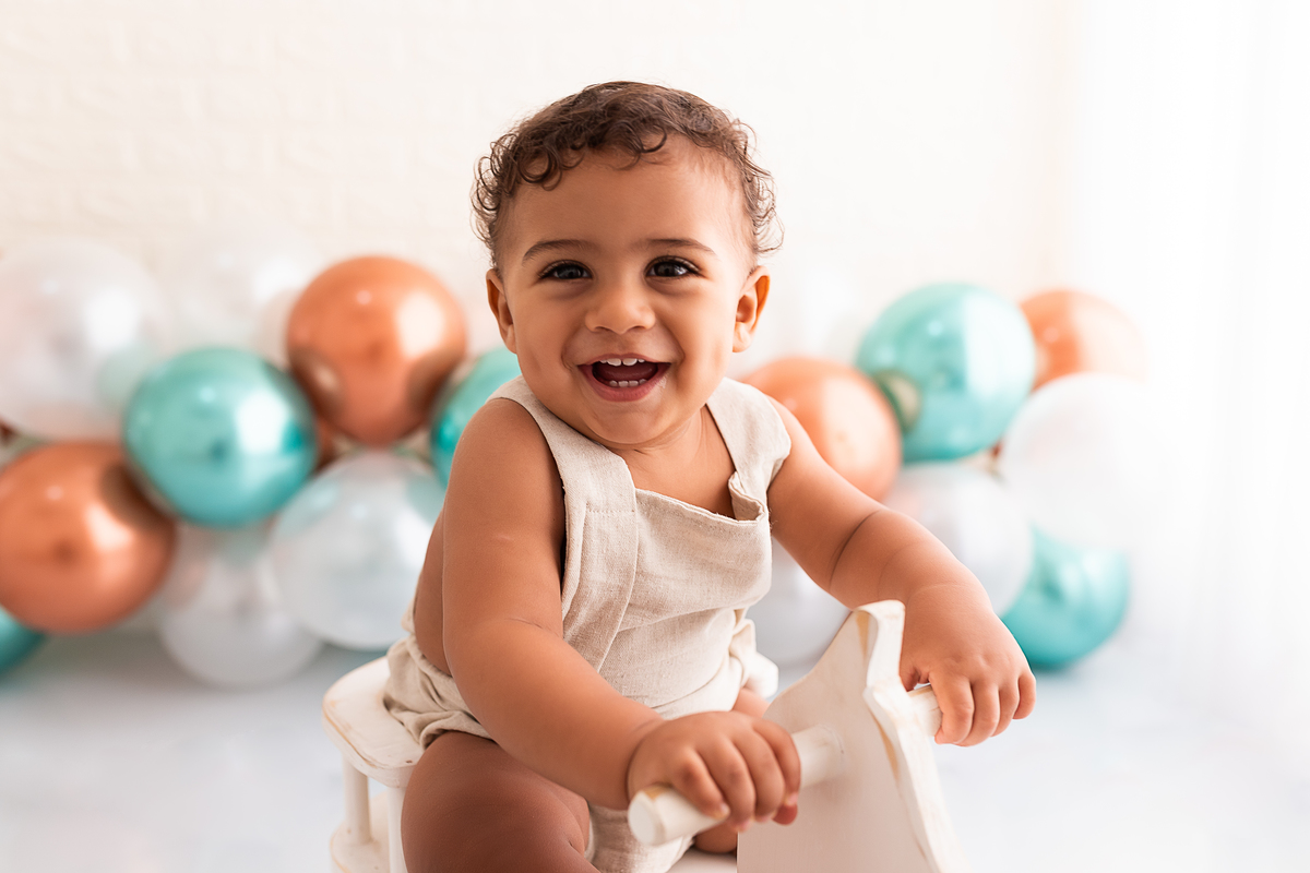 Bebê brincando no cavalinho