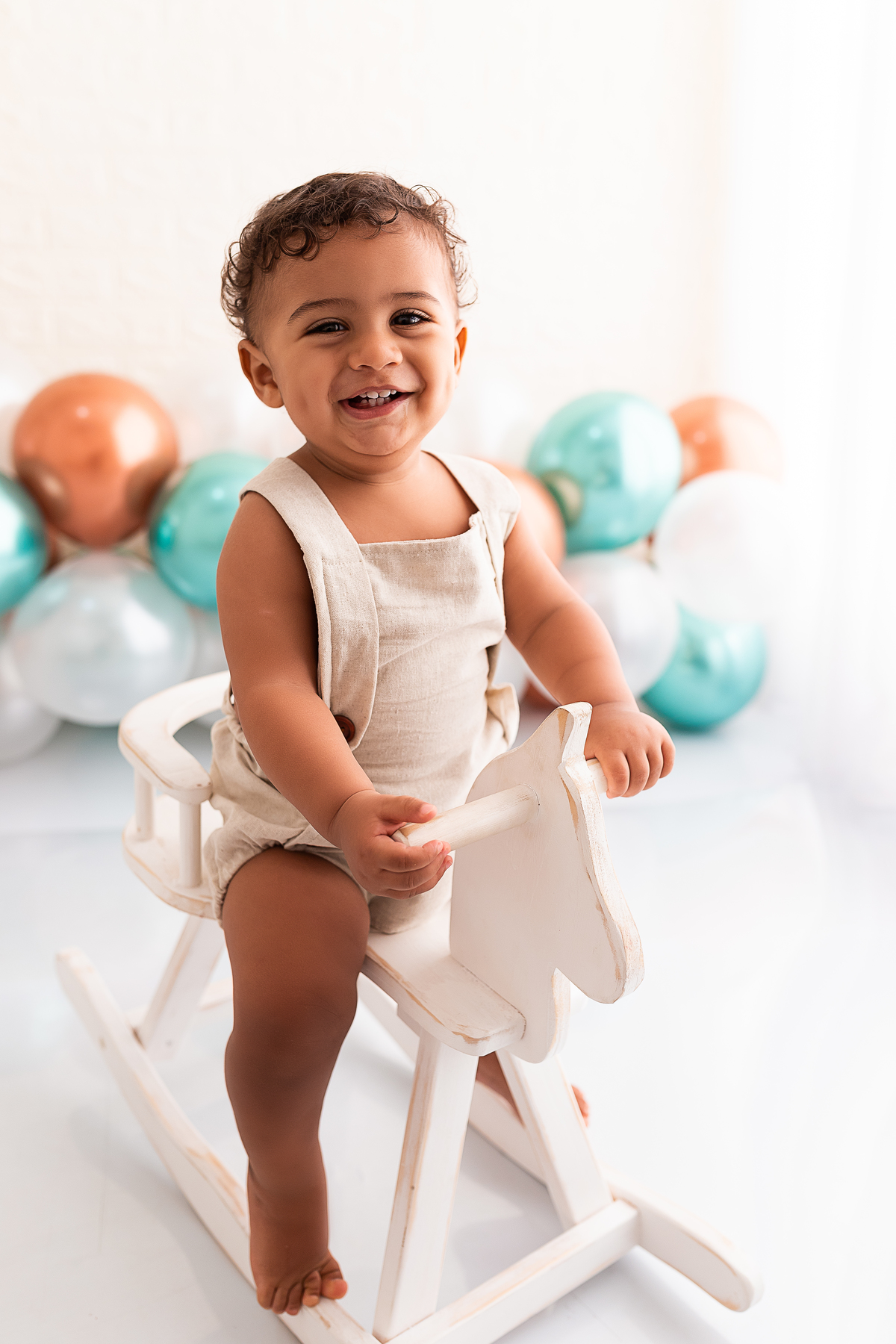 Bebê brincando no cavalinho