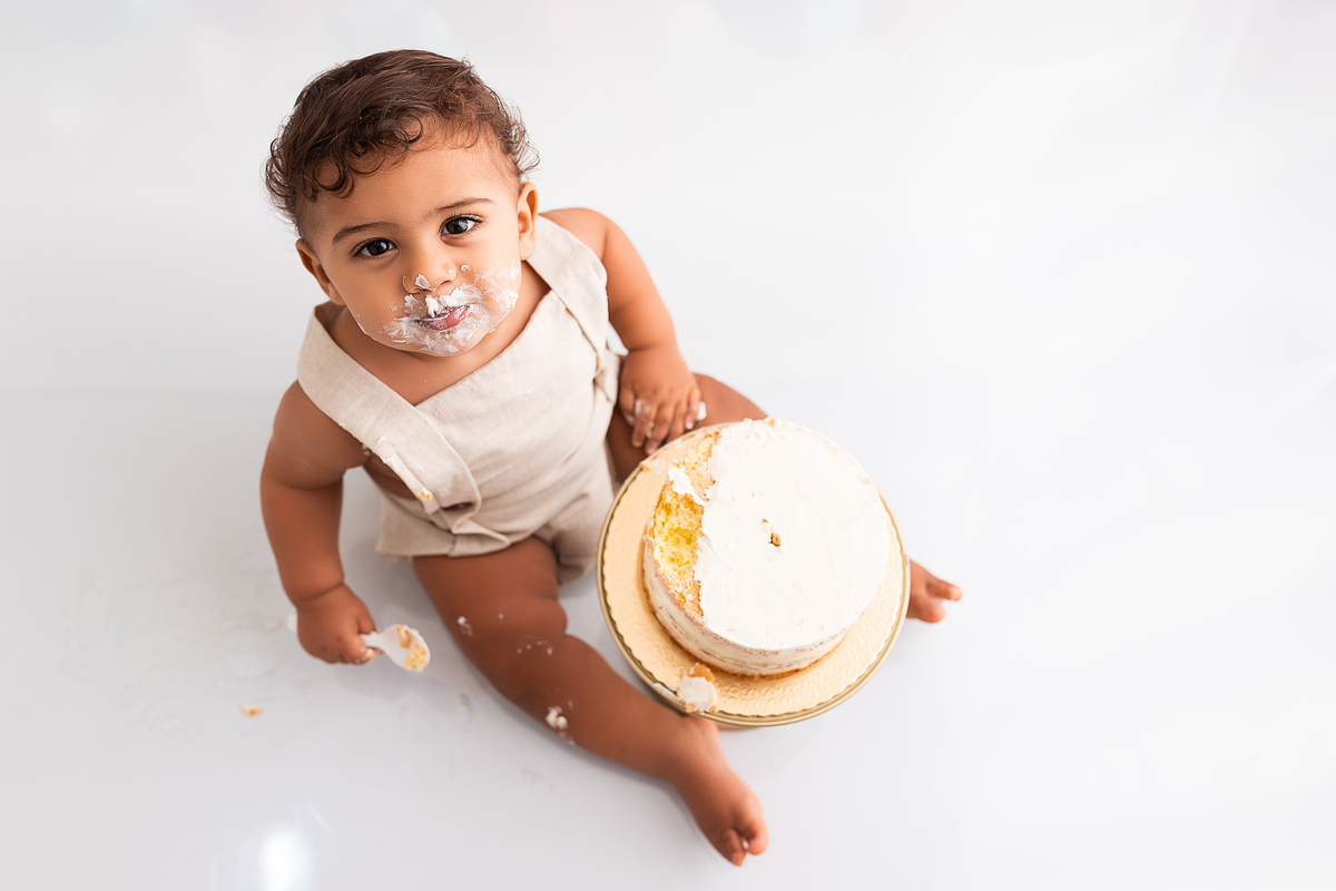 bebê lambuzado com bolo sem açúcar