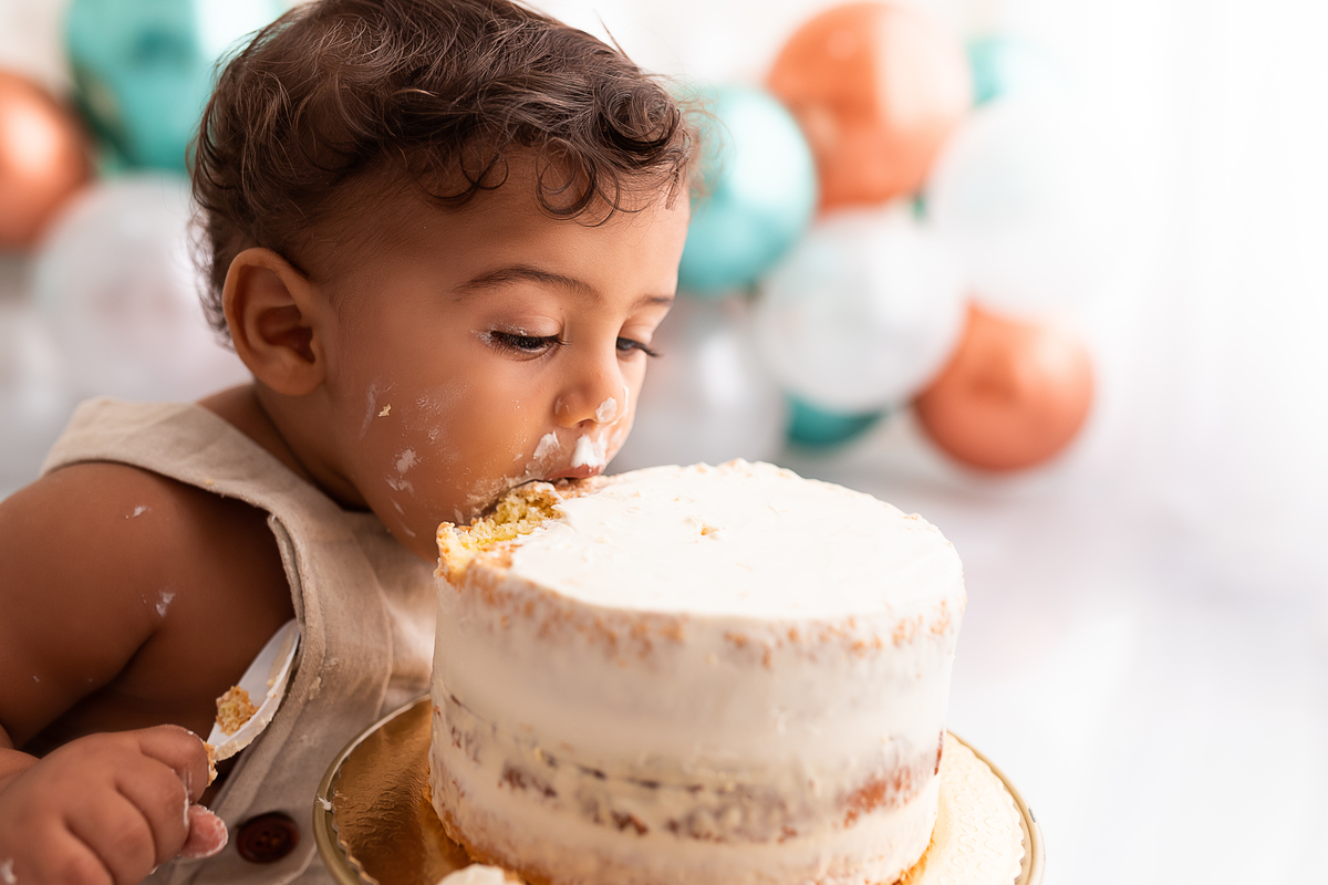 bebê comendo bolo sem açúcar com a boca