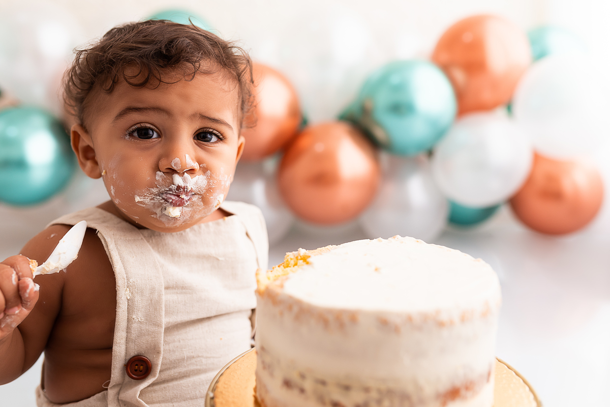 bebê lambuzado com bolo sem açúcar