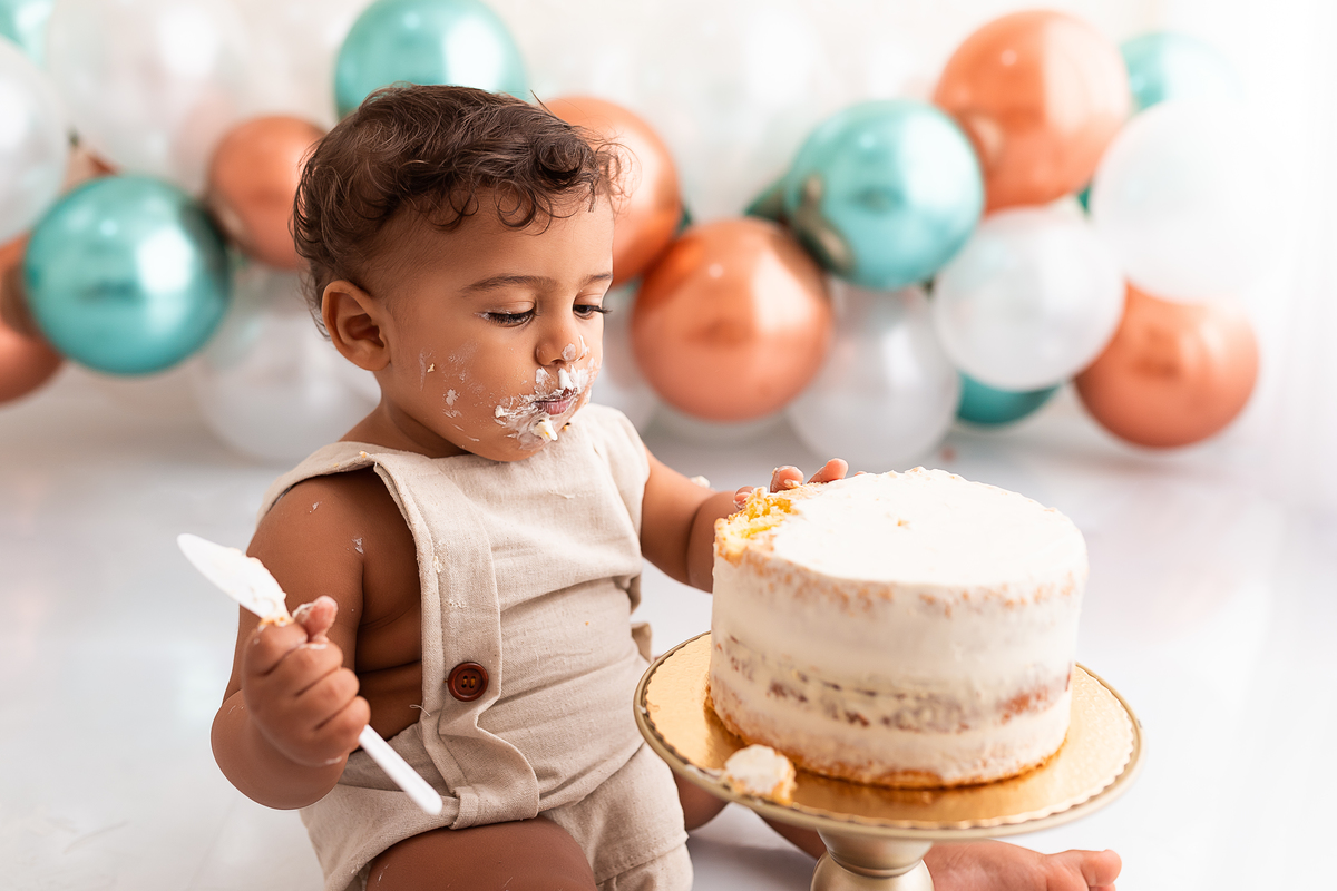 bebê lambuzado com bolo sem açúcar