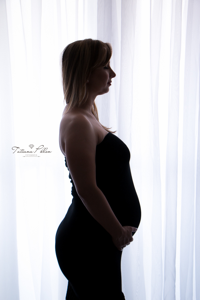 Outra foto no contra luz, agora com um vestido preto! Eita mulher linda!