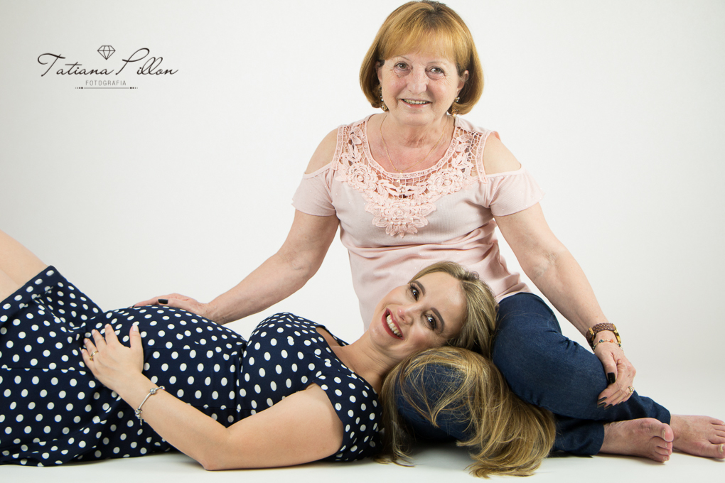 Três gerações em uma única foto! Vovó está radiante com a chegada de sua netinha e essa foto não poderia faltar,  pois no Estúdio Tatiana Pillon Fotografia, a família toda é sempre muito bem vinda!