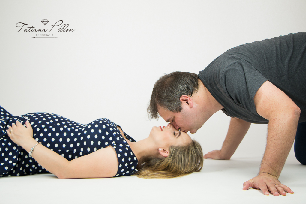 Foto fofa é outro nível! Um beijo tão delicado quanto essa bebê que a Pri carrega na barriga!