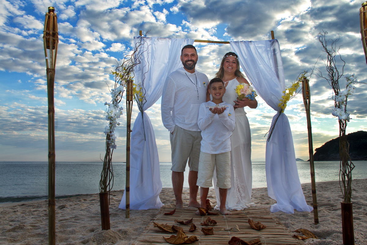 Selando o amor na praia de Santiago - sp
Casamento na praia