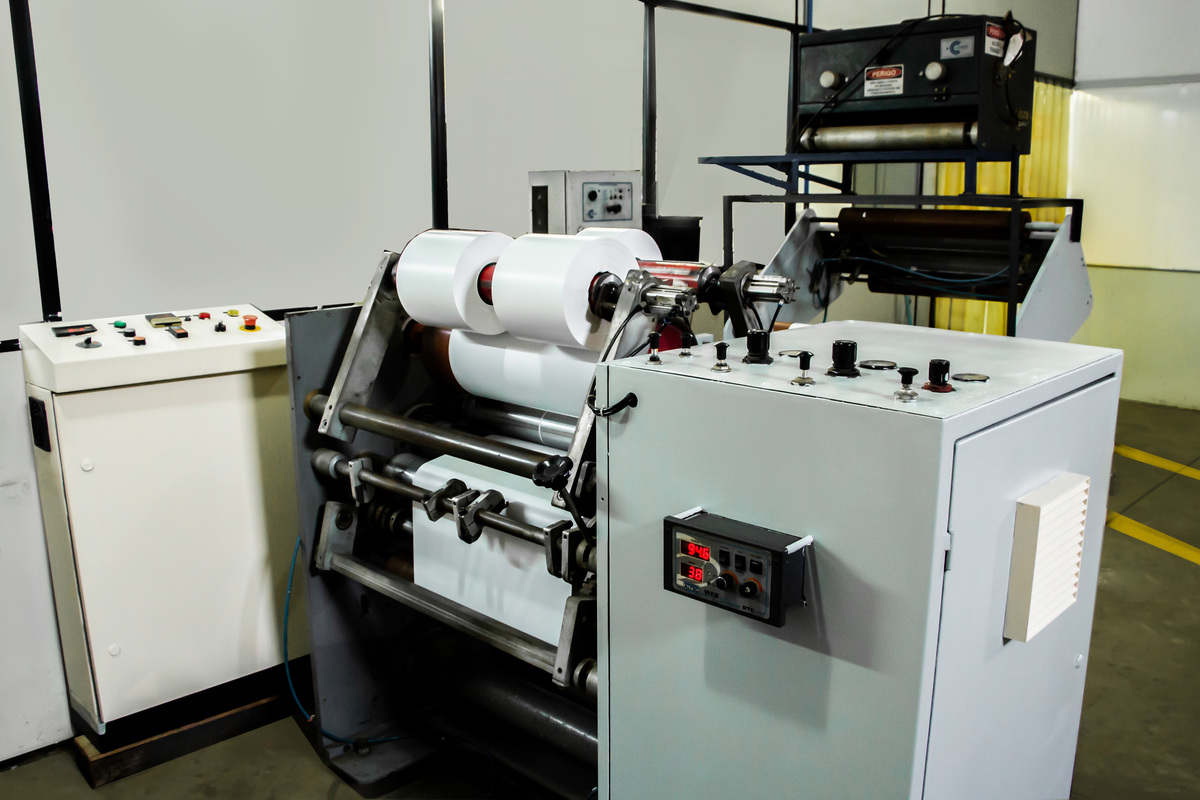 máquina de corte para bobinas grandes de etiquetas adesivas