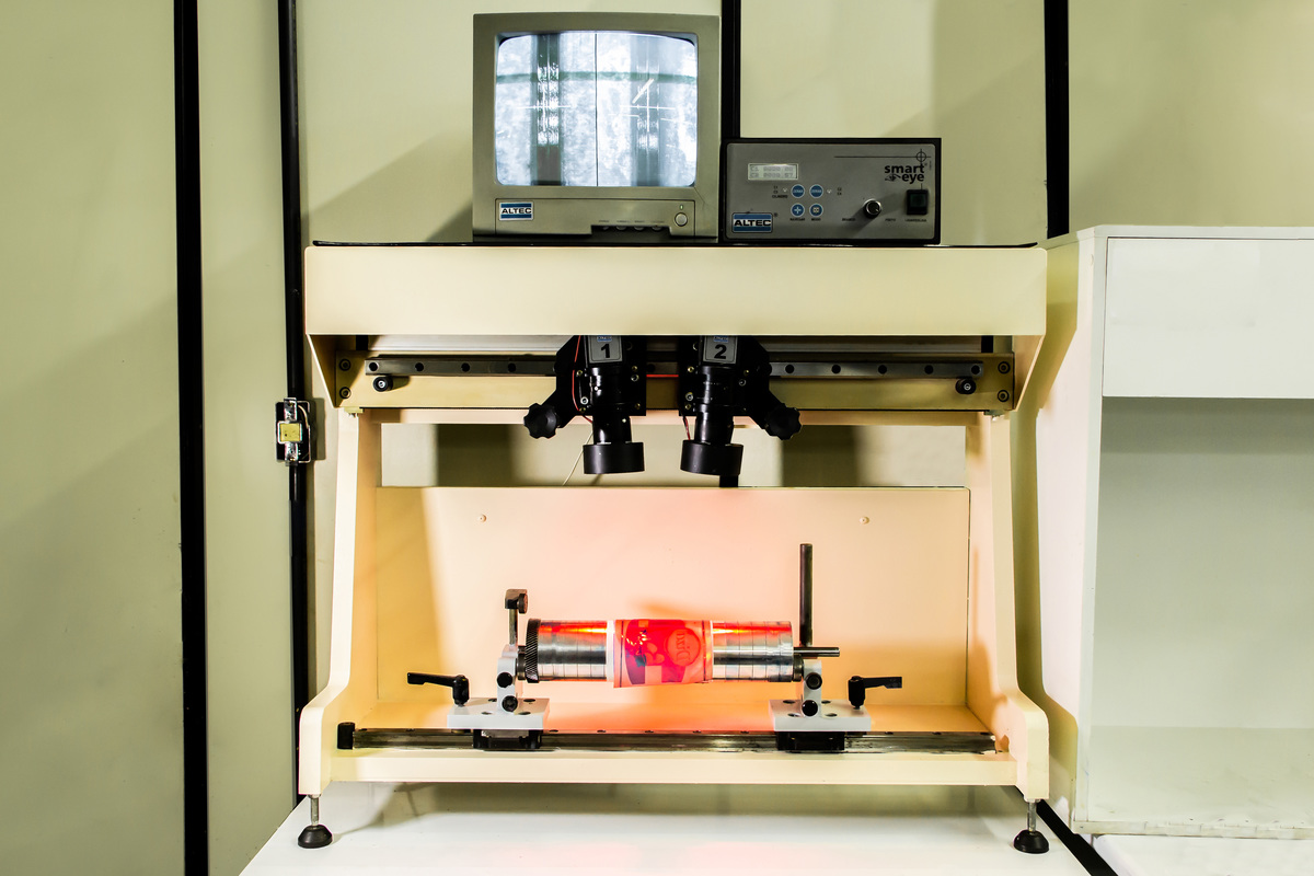 máquina de colagem de clichê flexográfico onde mostra no monitor os pontos de colagem, matriz, cilindro
