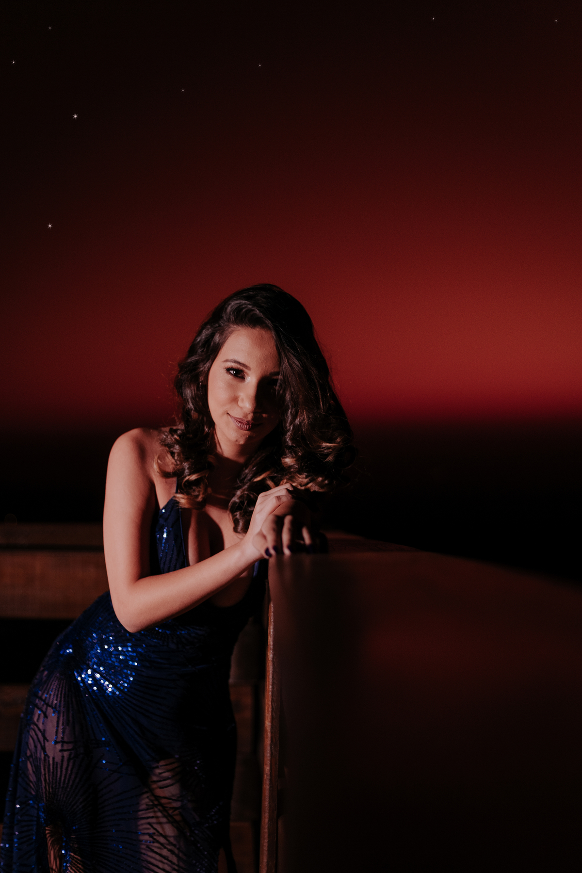 ensaio debutante aniversario 15 anos, realizado no nascer do sol na pedra do índio em botucatu realizado pela fotógrafa thais augusto fotografia, ensaio dinamico e direcionado cheio de espontaneidade diferente para mulheres direcionamento fotografico 