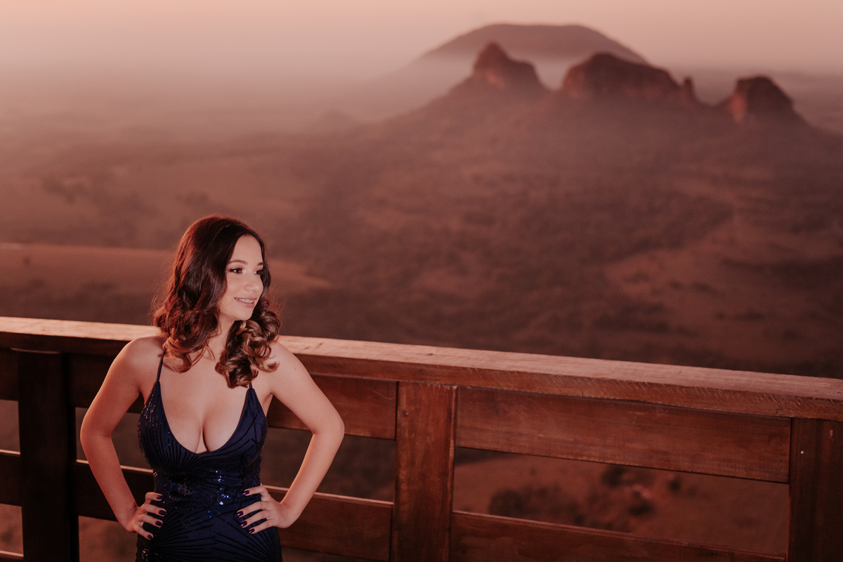 ensaio debutante aniversario 15 anos, realizado no nascer do sol na pedra do índio em botucatu realizado pela fotógrafa thais augusto fotografia, ensaio dinamico e direcionado cheio de espontaneidade diferente para mulheres direcionamento fotografico 