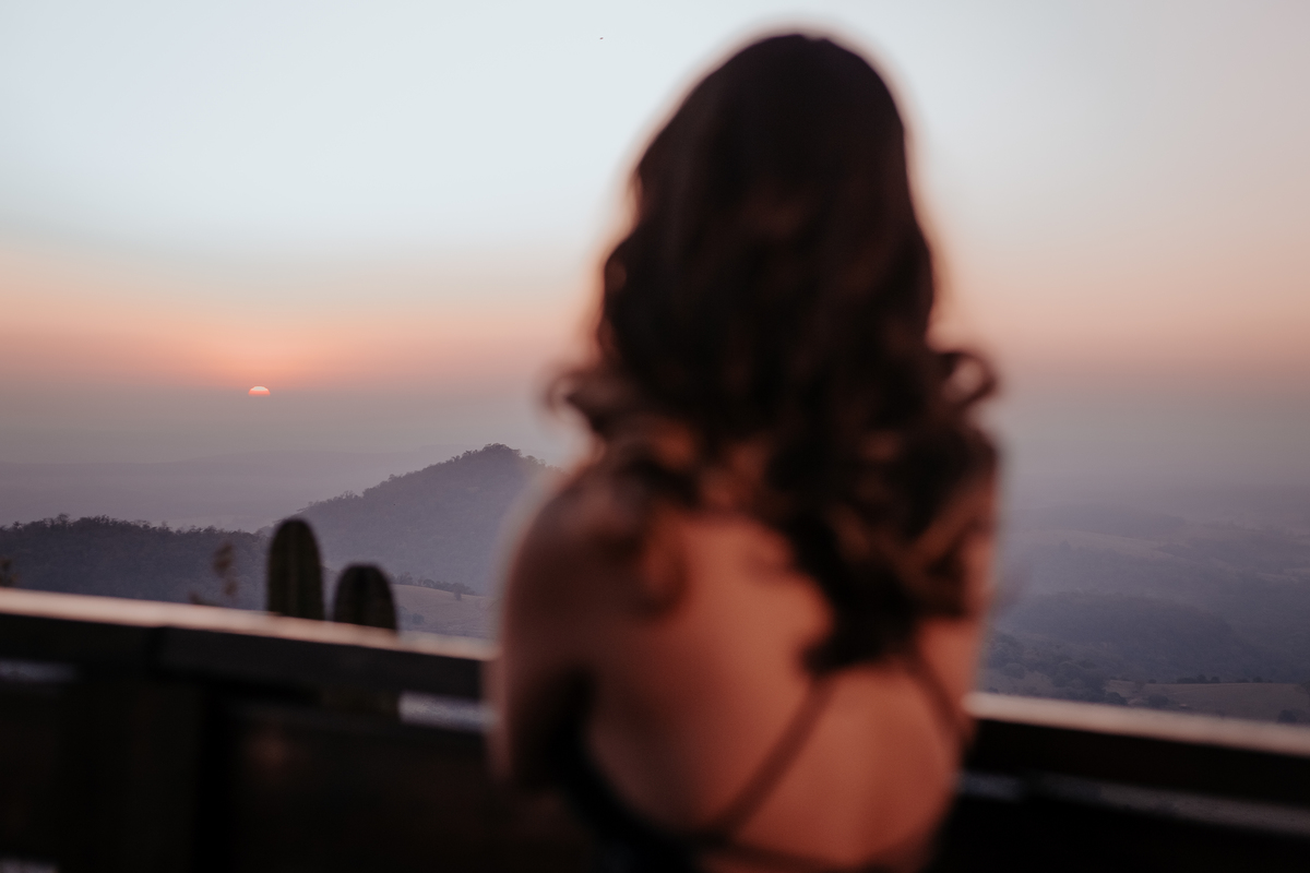 ensaio debutante aniversario 15 anos, realizado no nascer do sol na pedra do índio em botucatu realizado pela fotógrafa thais augusto fotografia, ensaio dinamico e direcionado cheio de espontaneidade diferente para mulheres direcionamento fotografico 