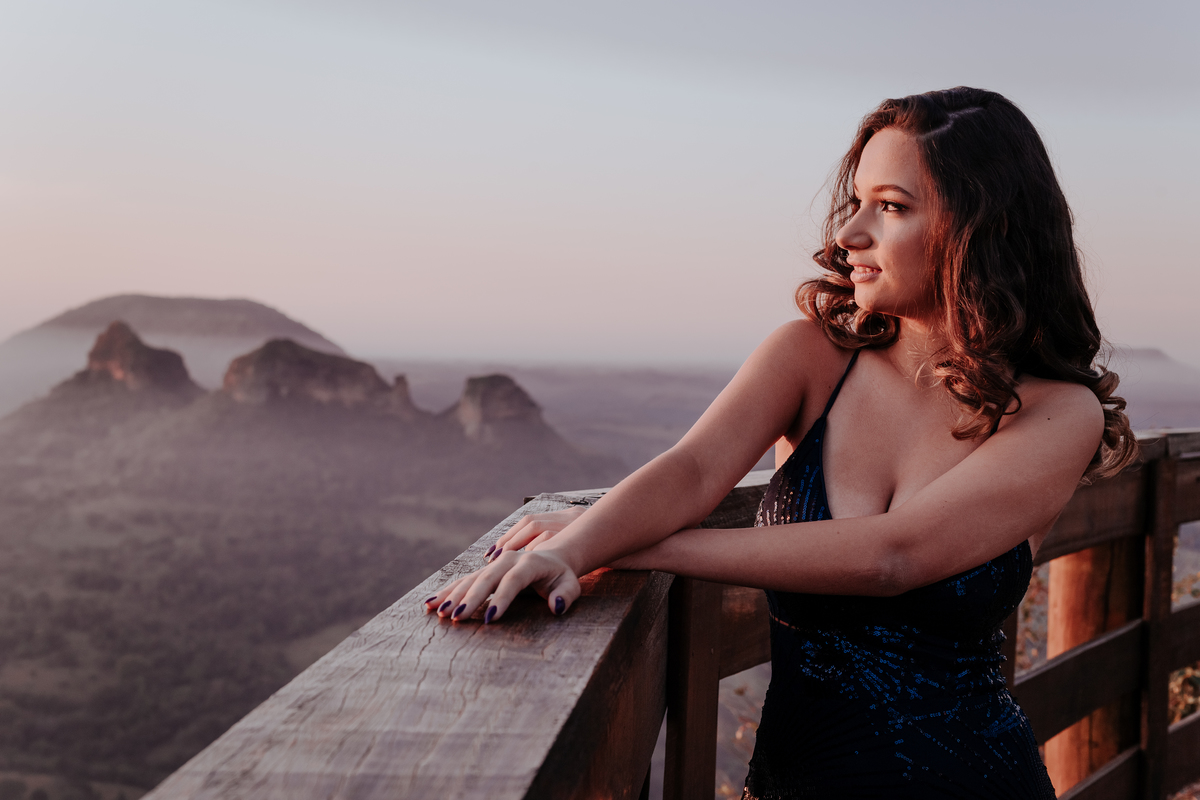 ensaio debutante aniversario 15 anos, realizado no nascer do sol na pedra do índio em botucatu realizado pela fotógrafa thais augusto fotografia, ensaio dinamico e direcionado cheio de espontaneidade diferente para mulheres direcionamento fotografico 