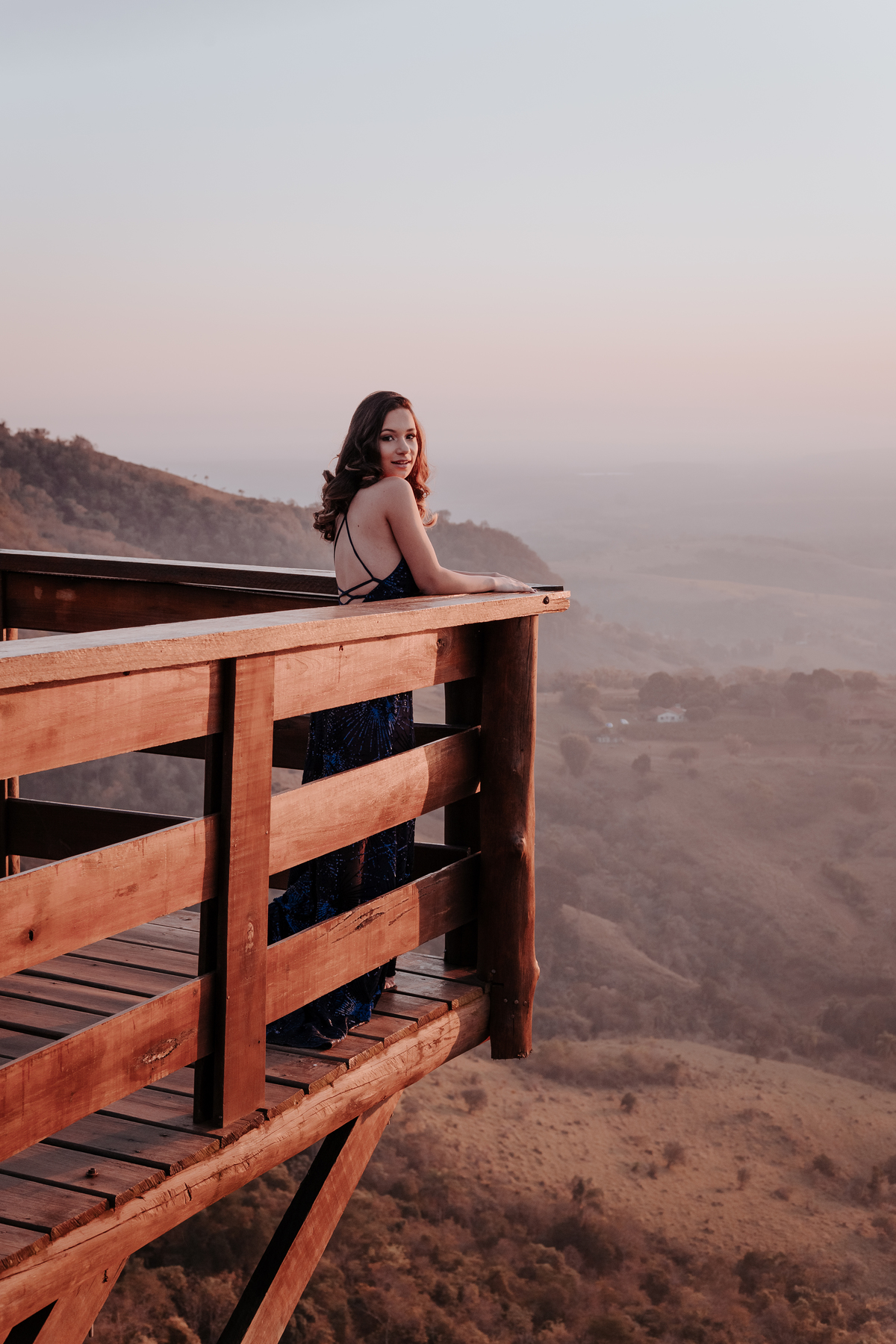 ensaio debutante aniversario 15 anos, realizado no nascer do sol na pedra do índio em botucatu realizado pela fotógrafa thais augusto fotografia, ensaio dinamico e direcionado cheio de espontaneidade diferente para mulheres direcionamento fotografico 