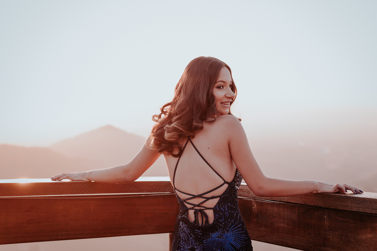 ensaio debutante aniversario 15 anos, realizado no nascer do sol na pedra do índio em botucatu realizado pela fotógrafa thais augusto fotografia, ensaio dinamico e direcionado cheio de espontaneidade diferente para mulheres direcionamento fotografico 