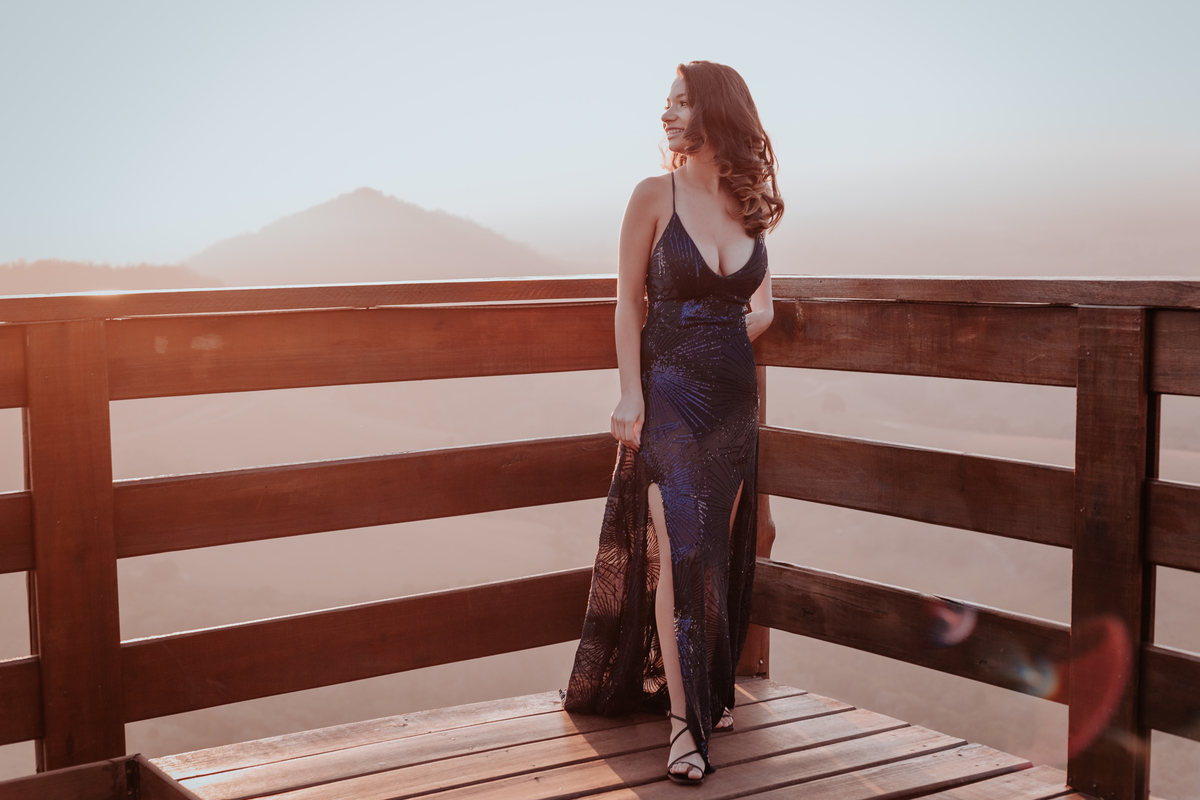 ensaio debutante aniversario 15 anos, realizado no nascer do sol na pedra do índio em botucatu realizado pela fotógrafa thais augusto fotografia, ensaio dinamico e direcionado cheio de espontaneidade diferente para mulheres direcionamento fotografico 