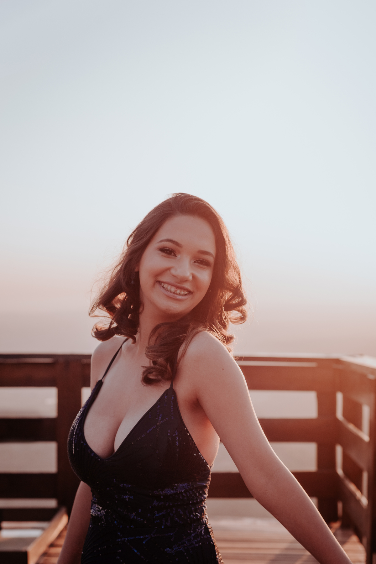 ensaio debutante aniversario 15 anos, realizado no nascer do sol na pedra do índio em botucatu realizado pela fotógrafa thais augusto fotografia, ensaio dinamico e direcionado cheio de espontaneidade diferente para mulheres direcionamento fotografico 