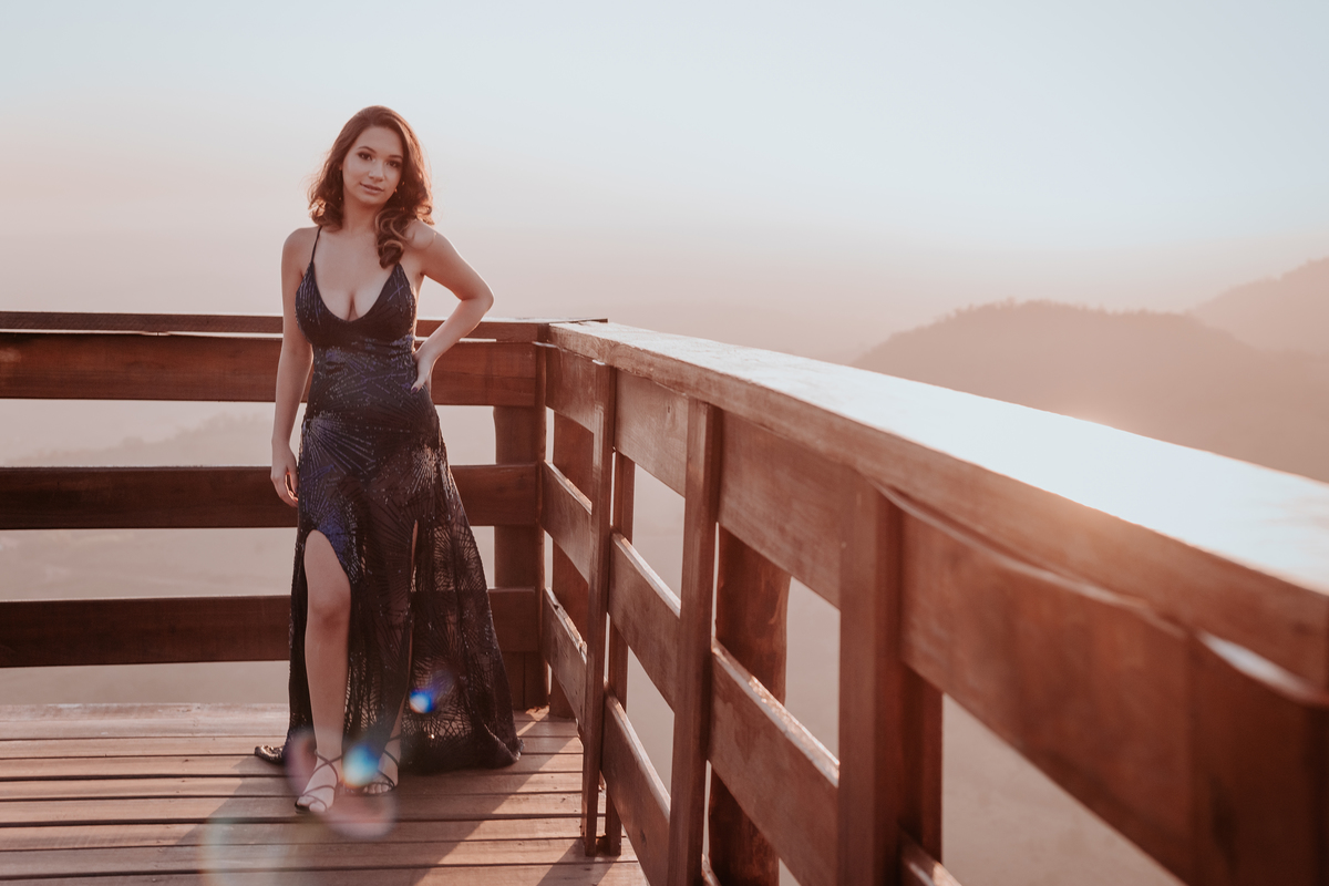 ensaio debutante aniversario 15 anos, realizado no nascer do sol na pedra do índio em botucatu realizado pela fotógrafa thais augusto fotografia, ensaio dinamico e direcionado cheio de espontaneidade diferente para mulheres direcionamento fotografico 