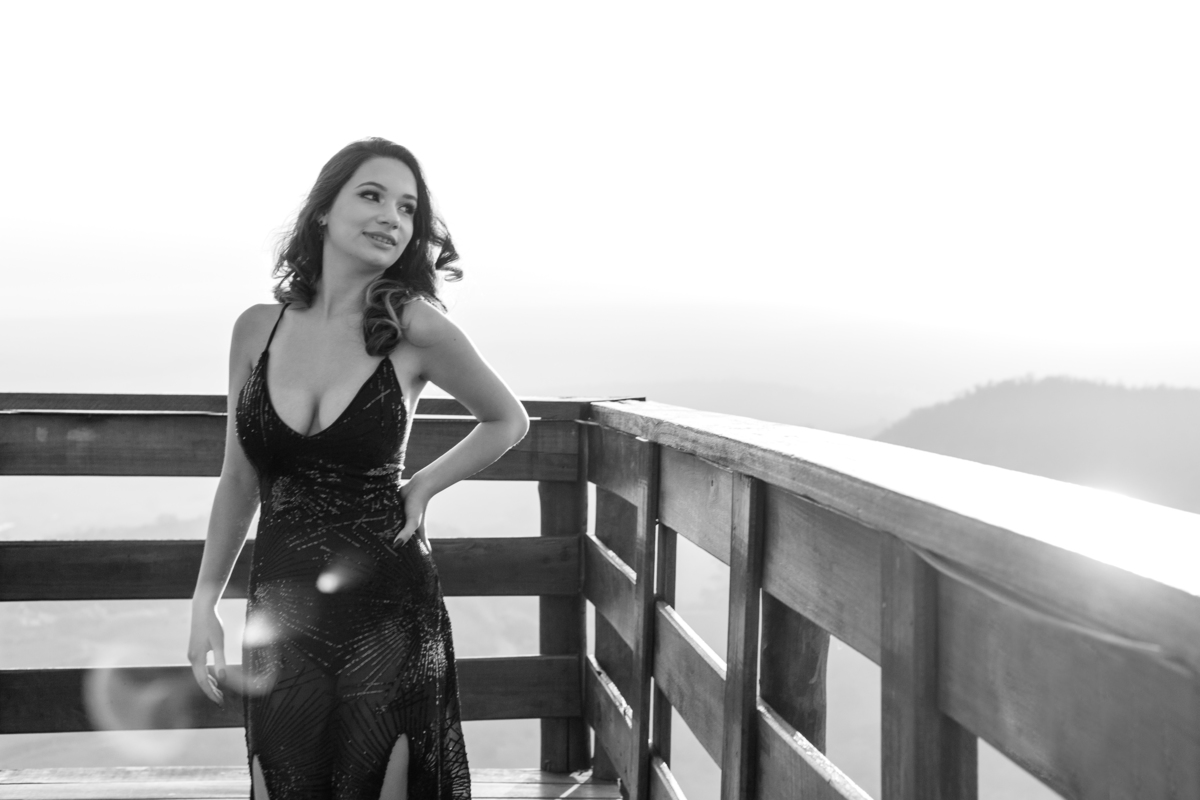 ensaio debutante aniversario 15 anos, realizado no nascer do sol na pedra do índio em botucatu realizado pela fotógrafa thais augusto fotografia, ensaio dinamico e direcionado cheio de espontaneidade diferente para mulheres direcionamento fotografico 