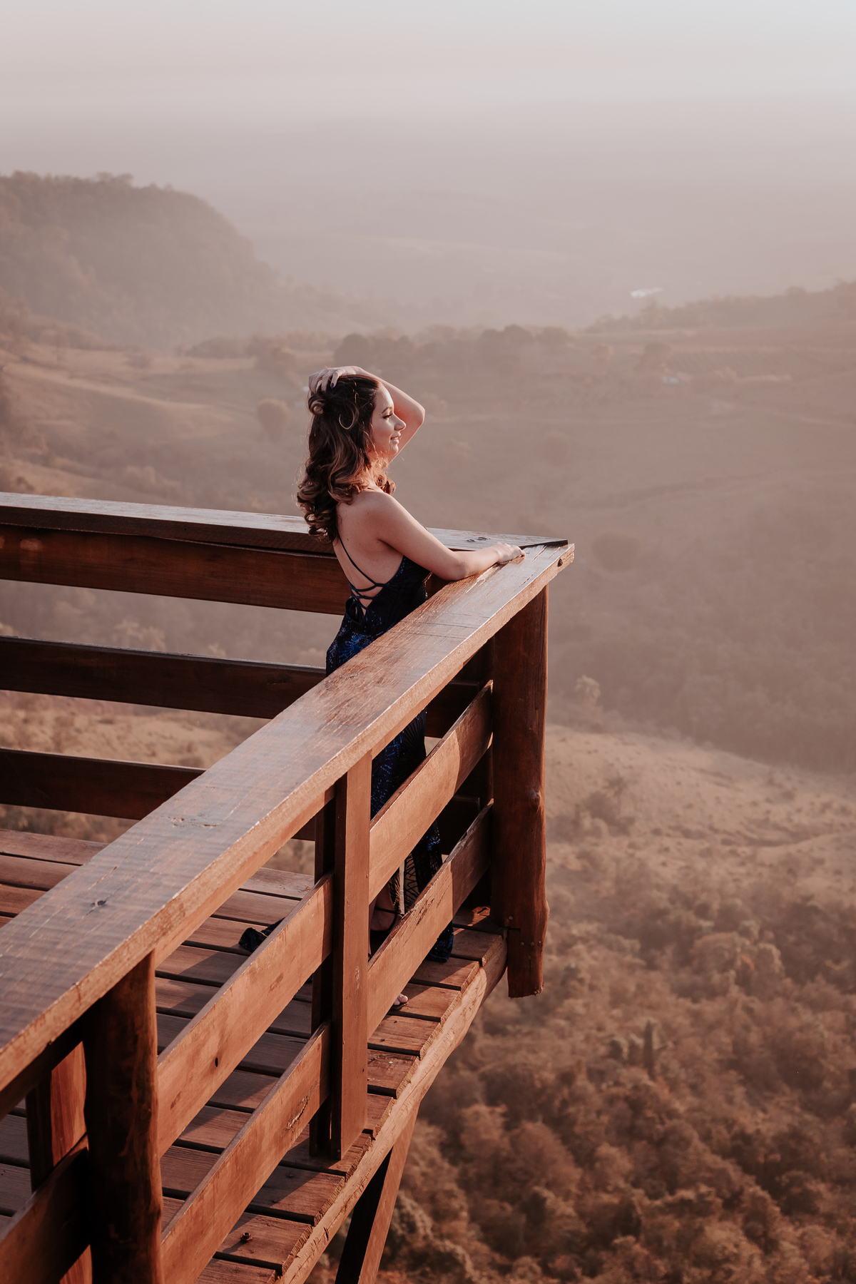 ensaio debutante aniversario 15 anos, realizado no nascer do sol na pedra do índio em botucatu realizado pela fotógrafa thais augusto fotografia, ensaio dinamico e direcionado cheio de espontaneidade diferente para mulheres direcionamento fotografico 